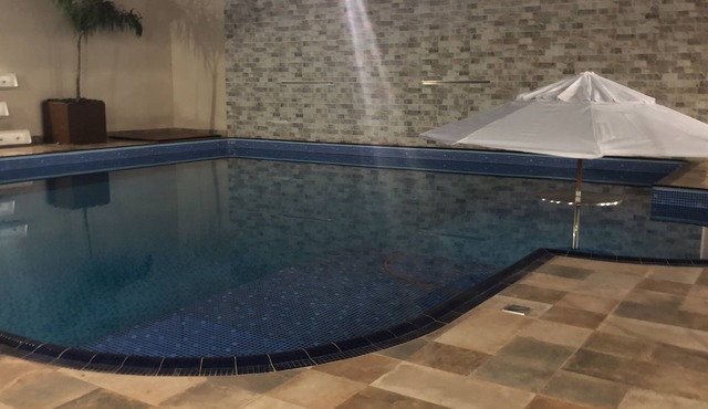 Casa com vaga para 3 carros, área de churrasco com piscina grande.