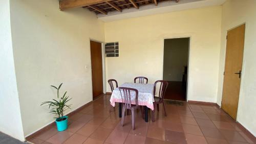 Casa com varanda, 2 quartos, wi-fi, próximo ao centro da cidade