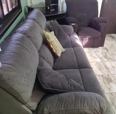 CASA COMPLETA CENTRAL, 4 Qtos, Wi-Fi, 130m quadrados, 4 Camas Casal, Churrasqueira Interna, Quintal com Área Verde e Pomar, Varanda, 2 Banheiros, 9 Pessoas, Área Frontal, Garagem Coberta, Estacion Interno 2 Carros, Fogão a Lenha