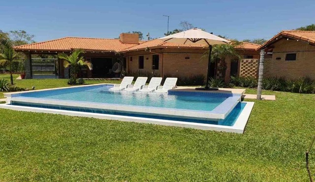 Casa con Piscina, Quincho, Cancha de Futbol/Volley
