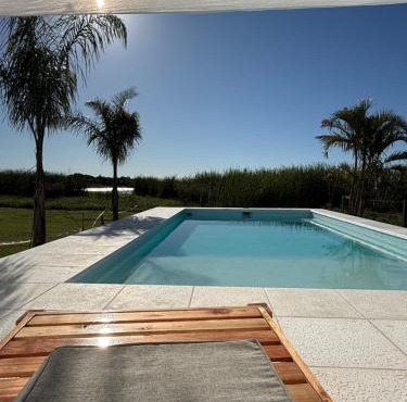 Casa con Piscina sobre Laguna Brava - Tranquilidad y Naturaleza en Barrio Privado