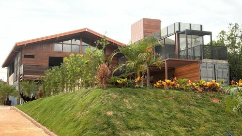 Casa container no lago de Furnas