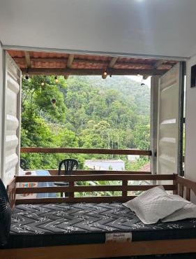 Casa container verde com vista para as montanhas próximo a Trindade in Paraty