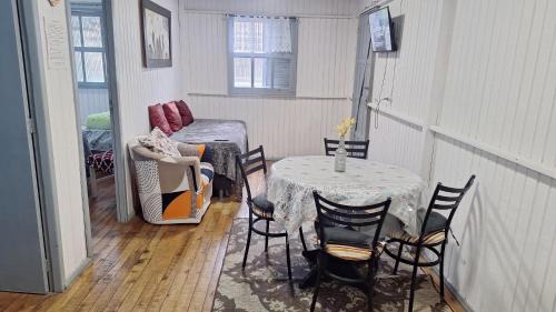 CASA de 2 quartos com 2 ares-condicionados em TORRES-RS - Na mais bela praia Gaúcha - Cozinha - Banheiro - TV smart 32 e Wi-Fi - Estacionamento - Anfitriã Superhost no BnB