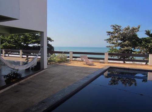 Casa de 850m2 e piscina na Praia de Santa Helena.