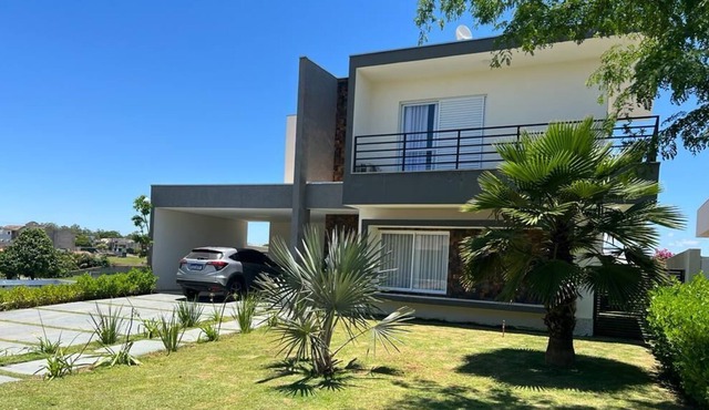 Casa de Campo Ampla, Nova e com Piscina Climatizada, em Condomínio Fechado