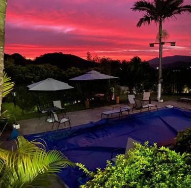 Casa de campo, com quadra de Beach Tennis, Volei e Fut Volei próxima a SP!