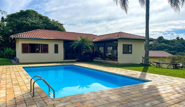 Casa de campo c piscina e natureza em Mairinque SP