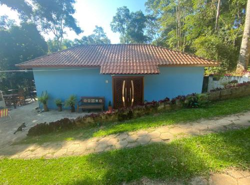 Casa de campo com muito verde e paz, 2 quartos, Wi-Fi, churrasqueira, deck, trilha