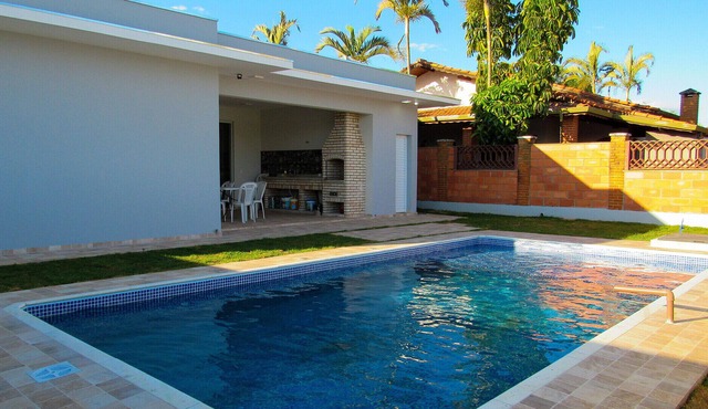 Casa de campo com piscina e lazer em Porangaba/SP