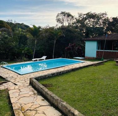 Casa de campo com piscina em condomínio.