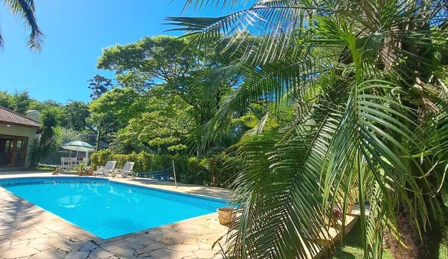 Casa de Campo em Condomínio Fechado, com Quadra de Areia Profissional e Piscina