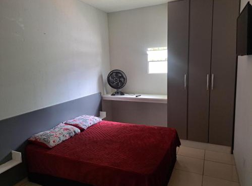 Casa de hospedagem com um de casal com smart tv e ventilador
