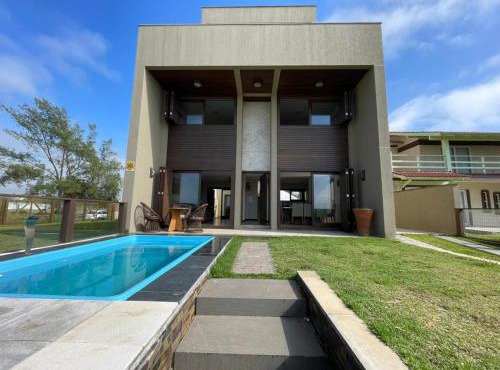 Casa de luxo com piscina a beira mar em torres