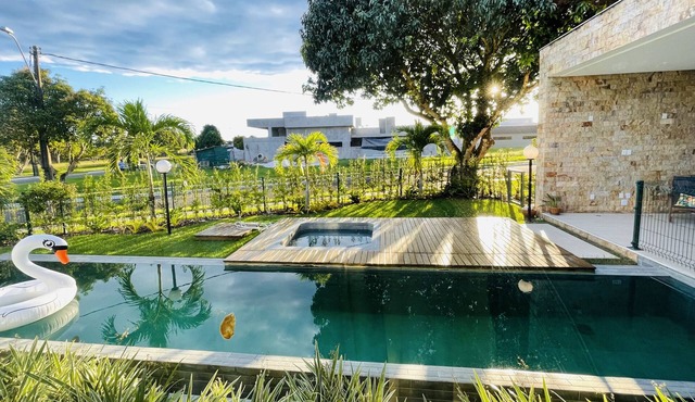 Casa de Luxo, TODA Climatizada em Condomínio Fechado