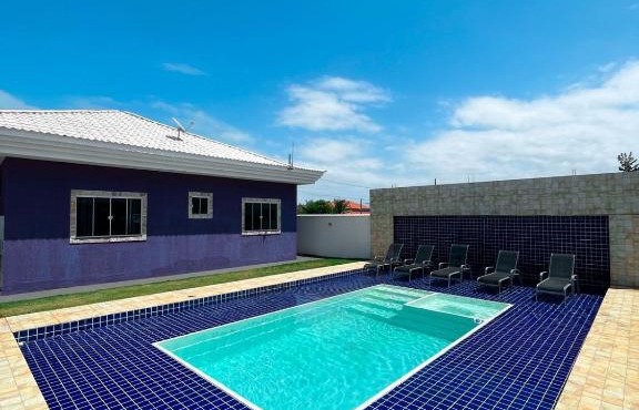 casa de praia com piscina e hidromassagem
