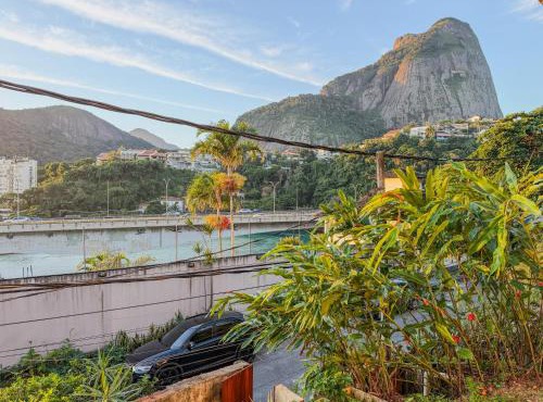 Casa de praia com vista incrível das montanhas e floresta do Rio