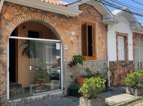 Casa de Tijolos com Churrasqueira Vila Fechada