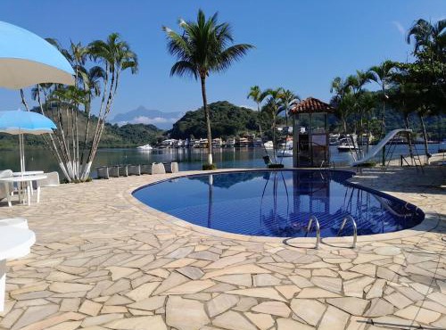 Casa em condomínio com praia particular