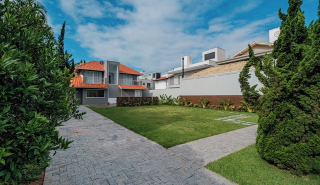 Casa em Jurerê com 4 quartos - 10 min da praia