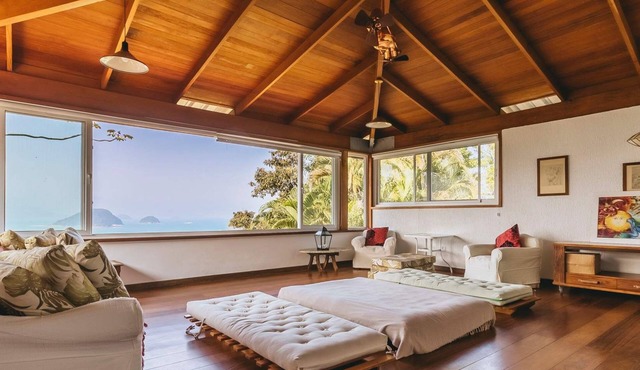 Casa em Ubatuba com vista mar e 4 quartos amplos