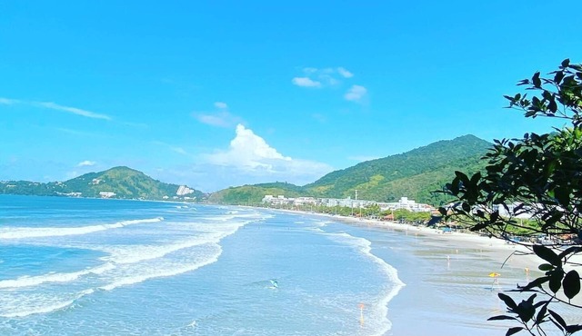 Casa Espaçosa com 2 Dormitório, Mobiliada, Cozinha Completa a 700 mts da Praia