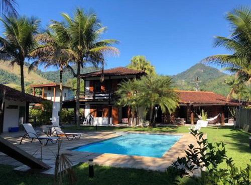 Casa especial com piscina e jardim