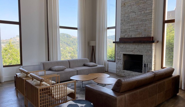Casa Estilo Chateau Recém Construído, 5 Suítes, Piscina Interna e Vista Incrível
