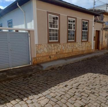Casa estilo colonial, no Centro de Aiuruoca-MG.