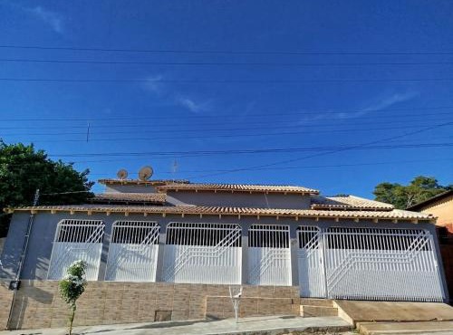 Casa grande, ar em todos os quartos, cabe 3 carros