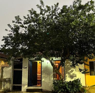 Casa histórica na rua da praça