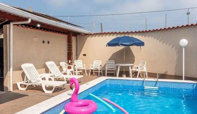 Casa Lindíssima e Espaçosa com 2 Piscinas - Adulto e Infantil, Perto da Praia, Opção da Piscina Adulto Aquecida Cobrado à Parte, 4 Quartos Frente as Piscinas, Área Gourmet Completa com Churrasqueira, Forno e Fogão a Lenha, Mesa de Bilhar, Lareira na Sala in Praia Grande