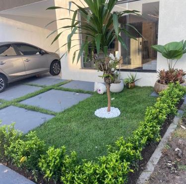 Casa luxuosa com piscina e 4 suítes