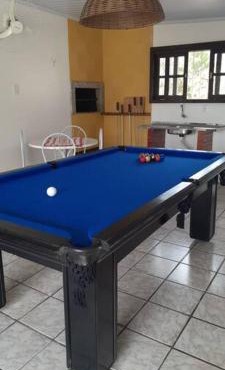 Casa Marron com vista para o mar, com mesa de Sinuca - 2 Km Centro