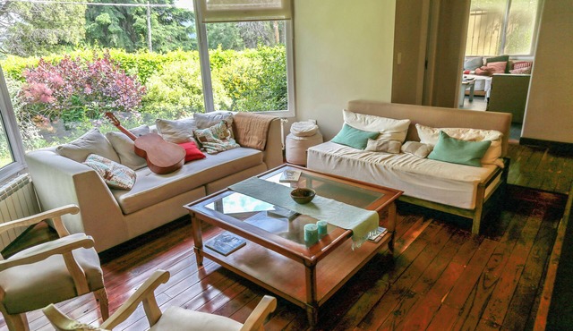Casa moderna, cómoda, categoría. 6 ambientes, parque de 1800m2 con sol y sombra.