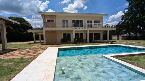 Casa moderna com lazer e conforto