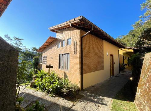 Casa Mohini Refúgio nas montanhas de Teresópolis Quarto com deck rede suspensa, lareira e cachoeira