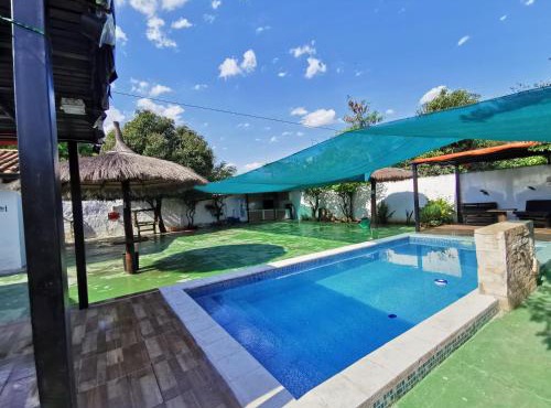 Casa mono ambiente y piscina.