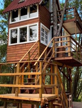 Casa na árvore perto da praia