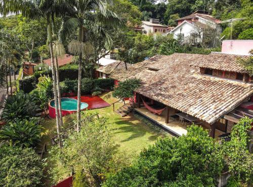 Casa na Granja Viana em frente à reserva ambiental