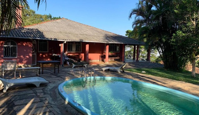 Casa na serra com cachoeira
