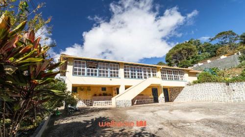Casa no centro de Miguel Pereira com jardim