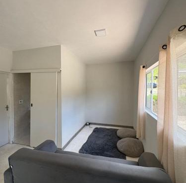 Casa nova em área rural ideal para quem procura tranquilidade fica na Estrada do Pesqueiro a aproximadamente 20 km do centro e do parque de eventos de Extrema mais ou menos a 30 minutos de carro por um acesso todo asfaltado