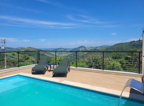 Casa nova, piscina e vista para as montanhas