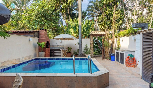 Casa Oásis in Barra da Tijuca, 600 meters from the beach, shopping malls and subway.