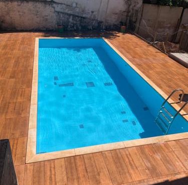 Casa para festas com piscina e cama elástica