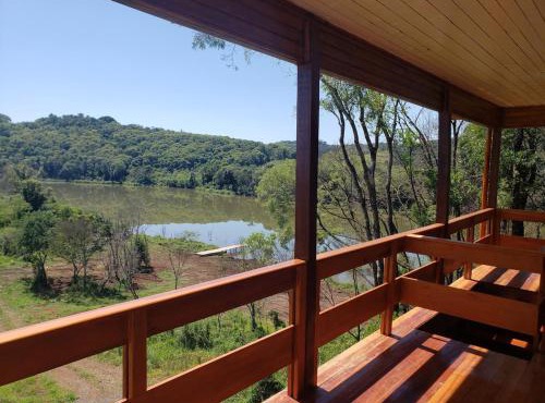 Casa rústica às margens do lago
