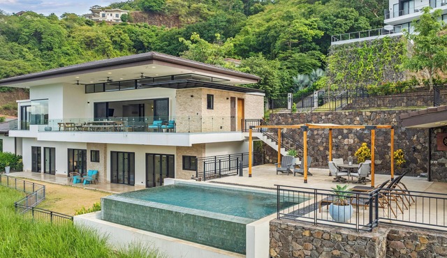 Casa Roble | 2 Golf Carts & Housekeeping Included
