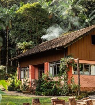 Casa Sabia com charme rústico e belos jardins