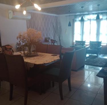 Casa térrea , bem localizada